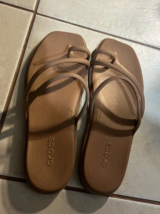 CROCS Women's Miami Strappy Toe-Ring Sandal in Milk Chocolate - Picture 7 of 7